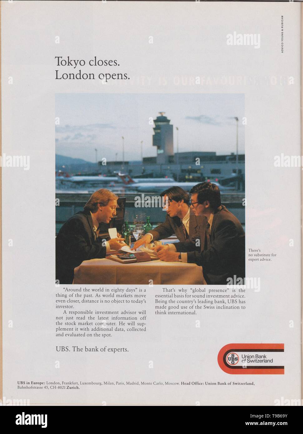 Poster pubblicitari UBS l Unione di Banche Svizzere in magazzino dal 1992, Tokyo chiude Londra apre slogan pubblicitario da anni novanta Foto Stock