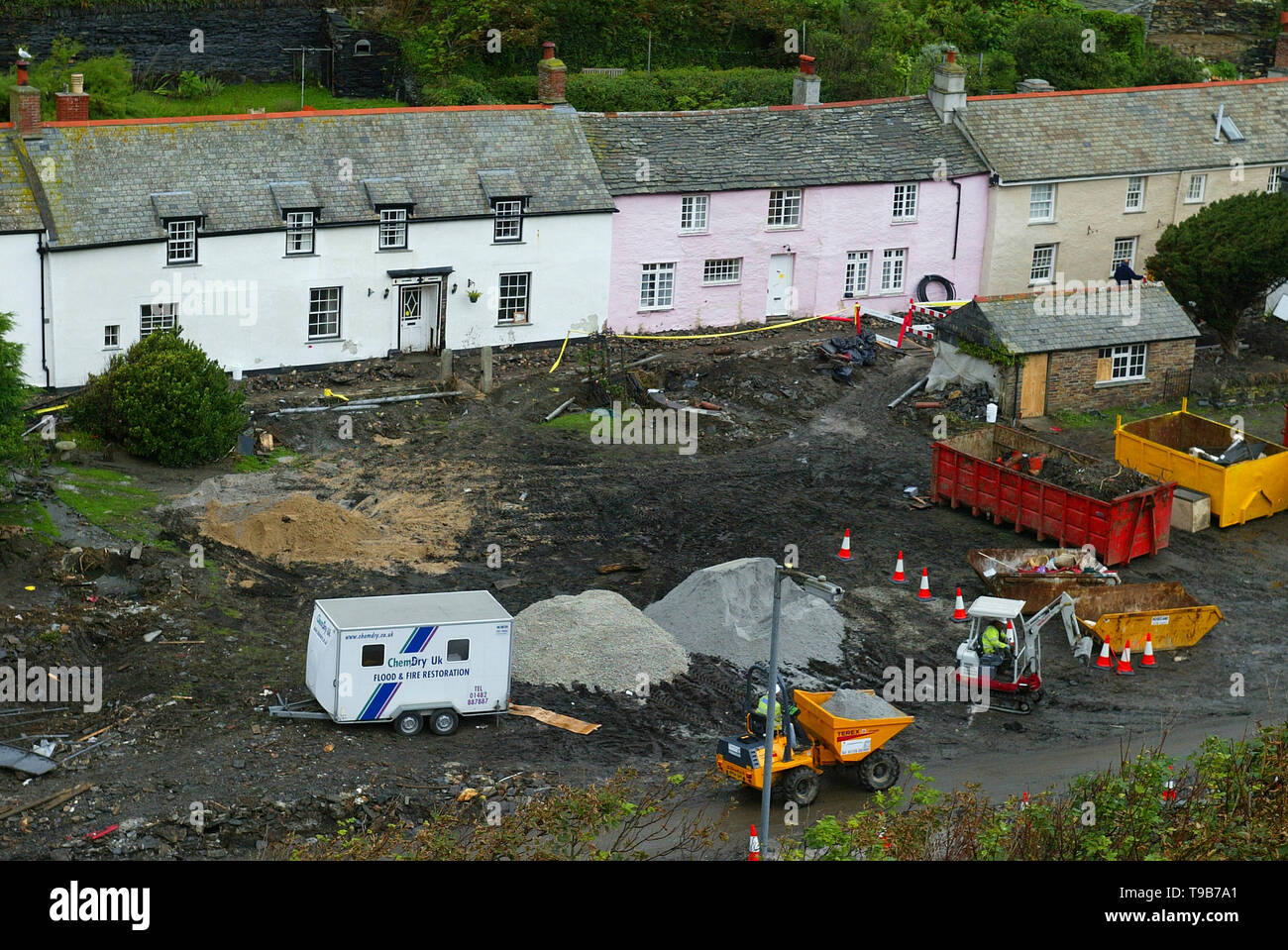 28.08.2004 - Il clean-up operazione continua in Boscastle in Cornovaglia questa mattina. Foto Stock