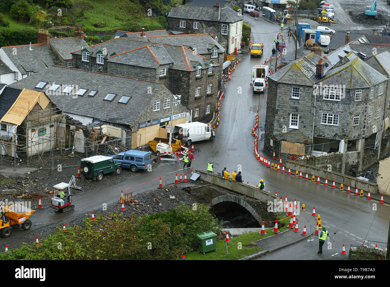 28.08.2004 - Il clean-up operazione continua in Boscastle in Cornovaglia questa mattina. Foto Stock