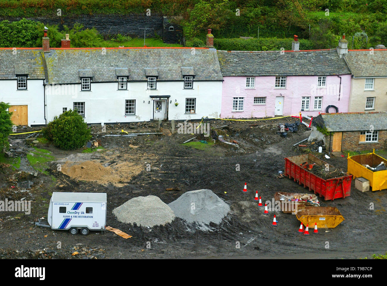 28.08.2004 - Il clean-up operazione continua in Boscastle in Cornovaglia questa mattina dopo la grande alluvione. Foto Stock