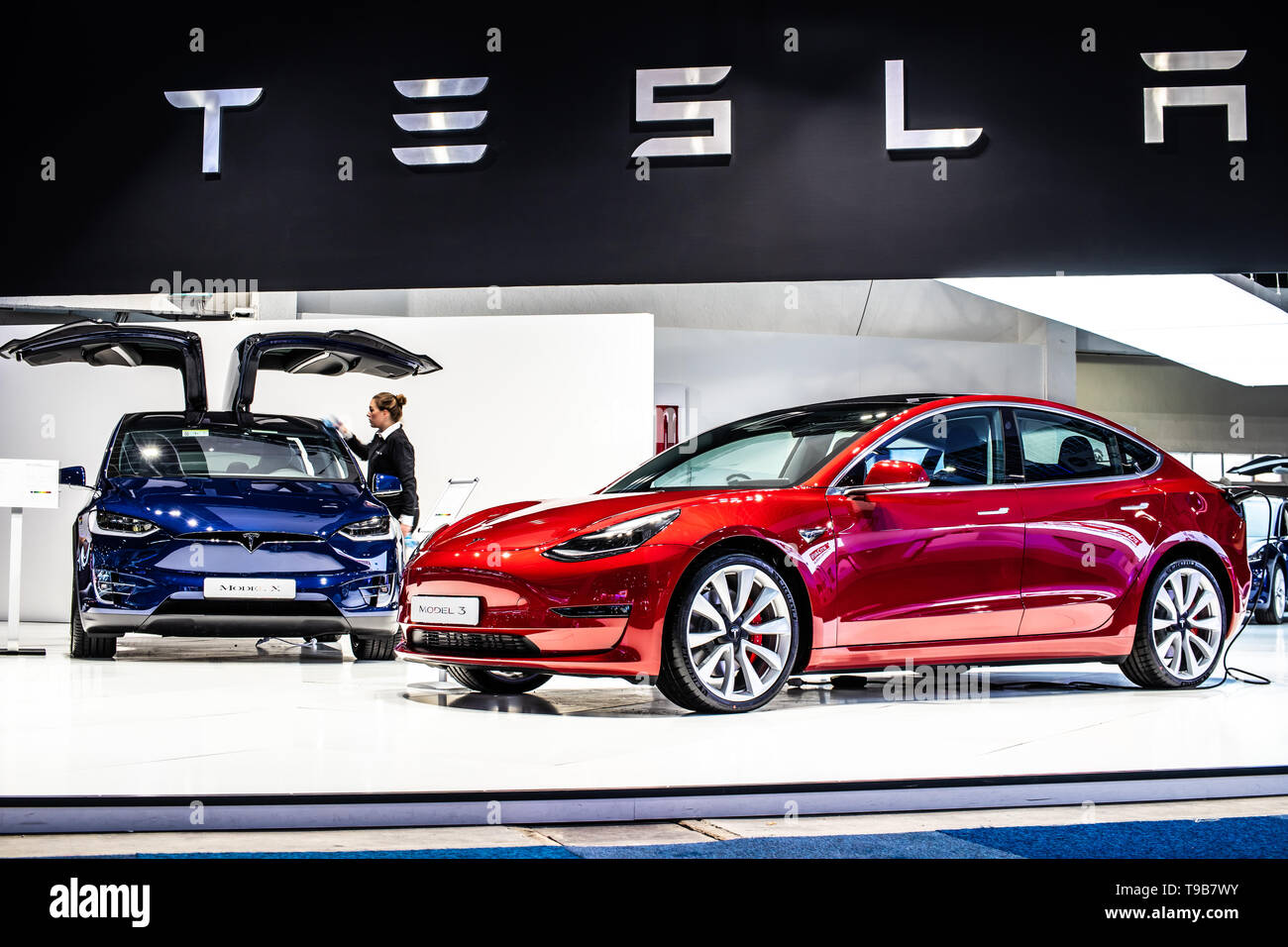 Bruxelles, Belgio, Jan 18, 2019: rosso metallizzato Tesla modello 3 e blu Tesla model X a Bruxelles Motor Show, veicolo elettrico EV prodotta da Tesla Foto Stock