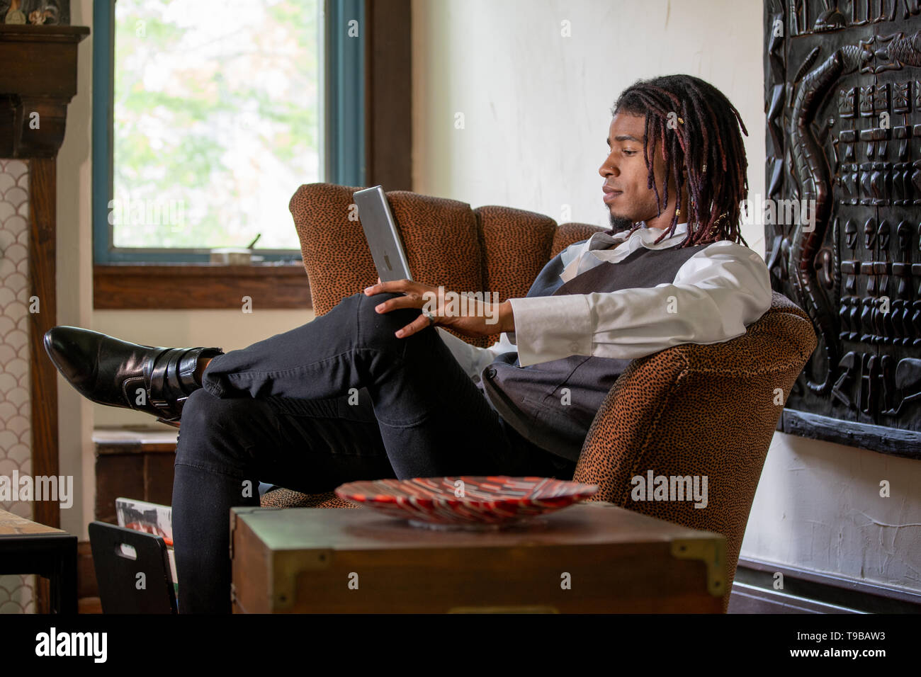 African American uomo in Philadelphia, su un dispositivo iPad, 19 anni Foto Stock
