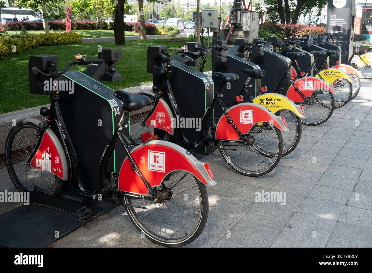 I'Velo bike sharing Station nel centro di Bucarest, Romania Foto Stock