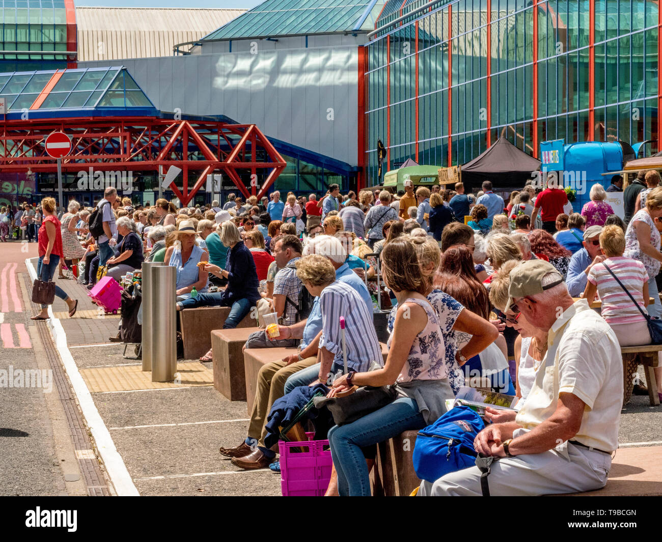 La folla per partecipare a una mostra al di fuori nel sole al NEC di Birmingham, UK. Foto Stock