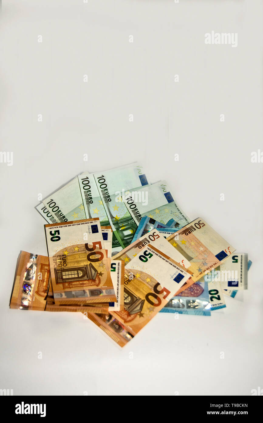 Carta cash note in una pila sul tavolo per gli investimenti. Foto Stock