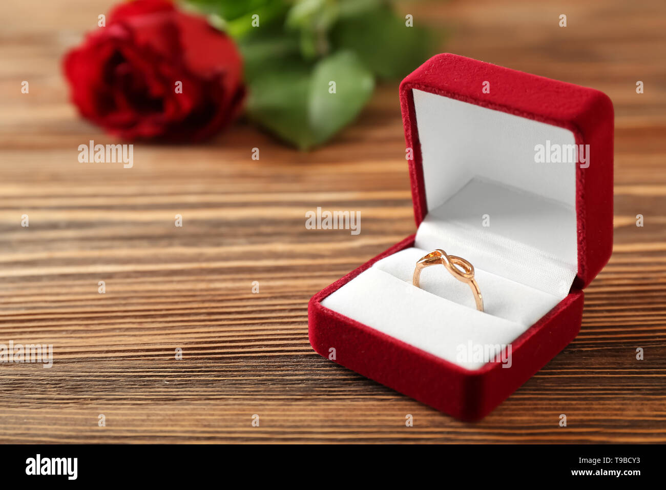 Aprire la scatola con anello di fidanzamento sul tavolo di legno Foto stock  - Alamy