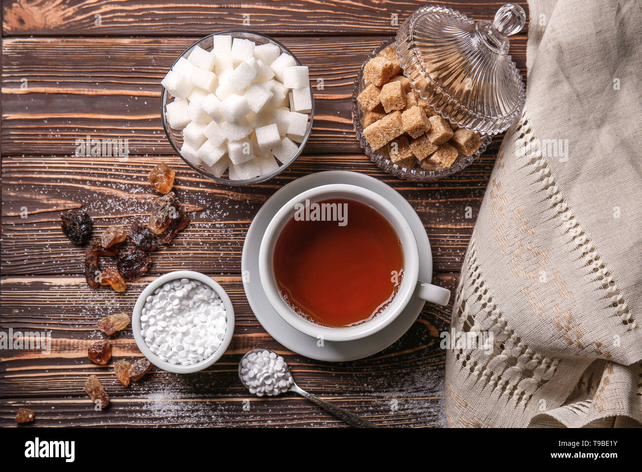 Zucchero differente con la tazza di tè sul tavolo di legno Foto Stock