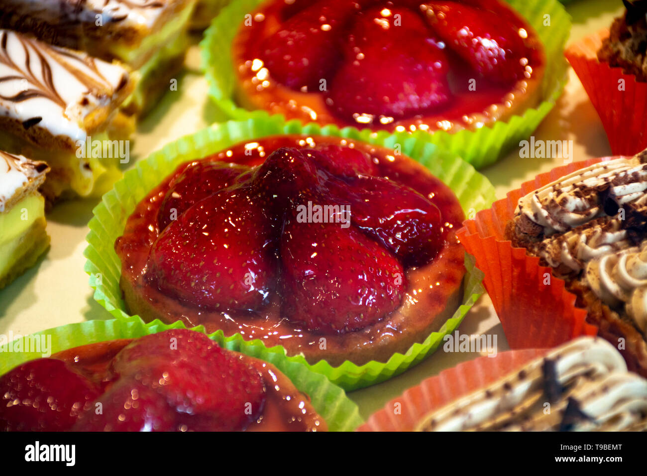 Appena sfornato dolci ripieni dolci con frutti rossi in traditinal panetteria francese nel piccolo villaggio della Provenza Foto Stock