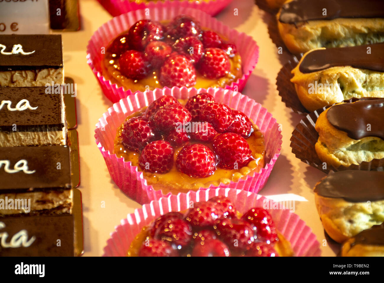 Appena sfornato dolci ripieni dolci con frutti rossi in traditinal panetteria francese nel piccolo villaggio della Provenza Foto Stock