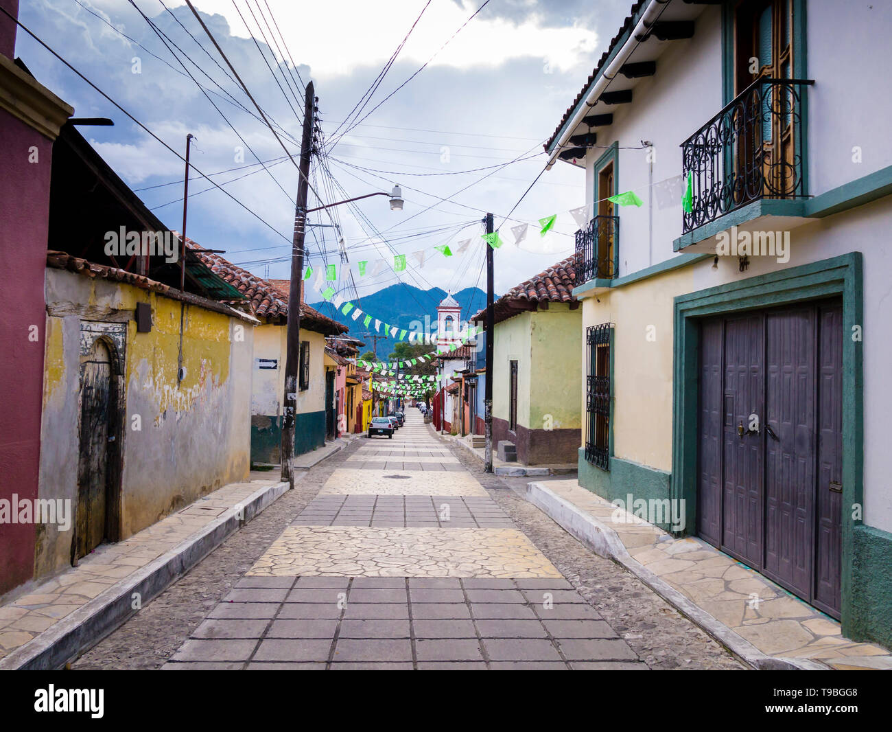 Tipica strada coloniale con case colorate in San Cristobal de las Casas, Chiapas, Messico Foto Stock