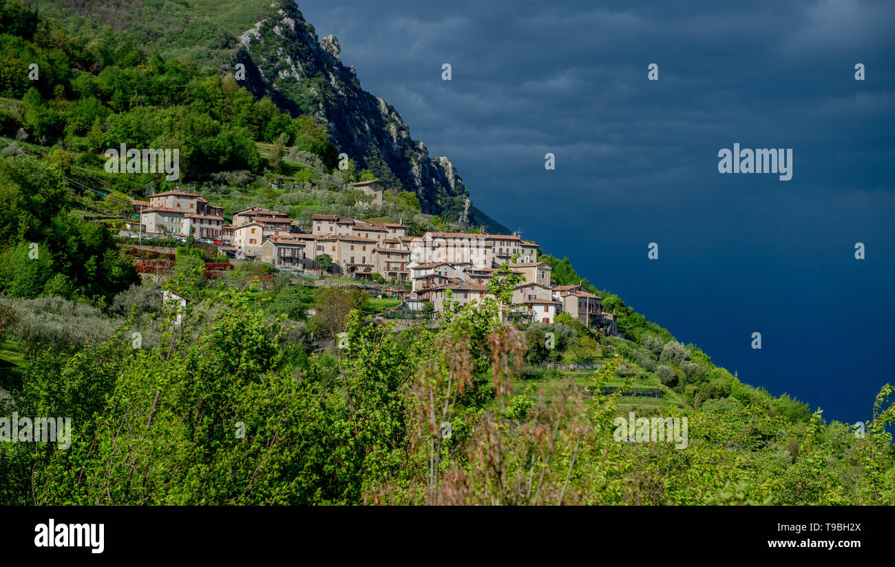 Gargniano piccolo villaggio sul lago di Garda dopo la tempesta Foto Stock