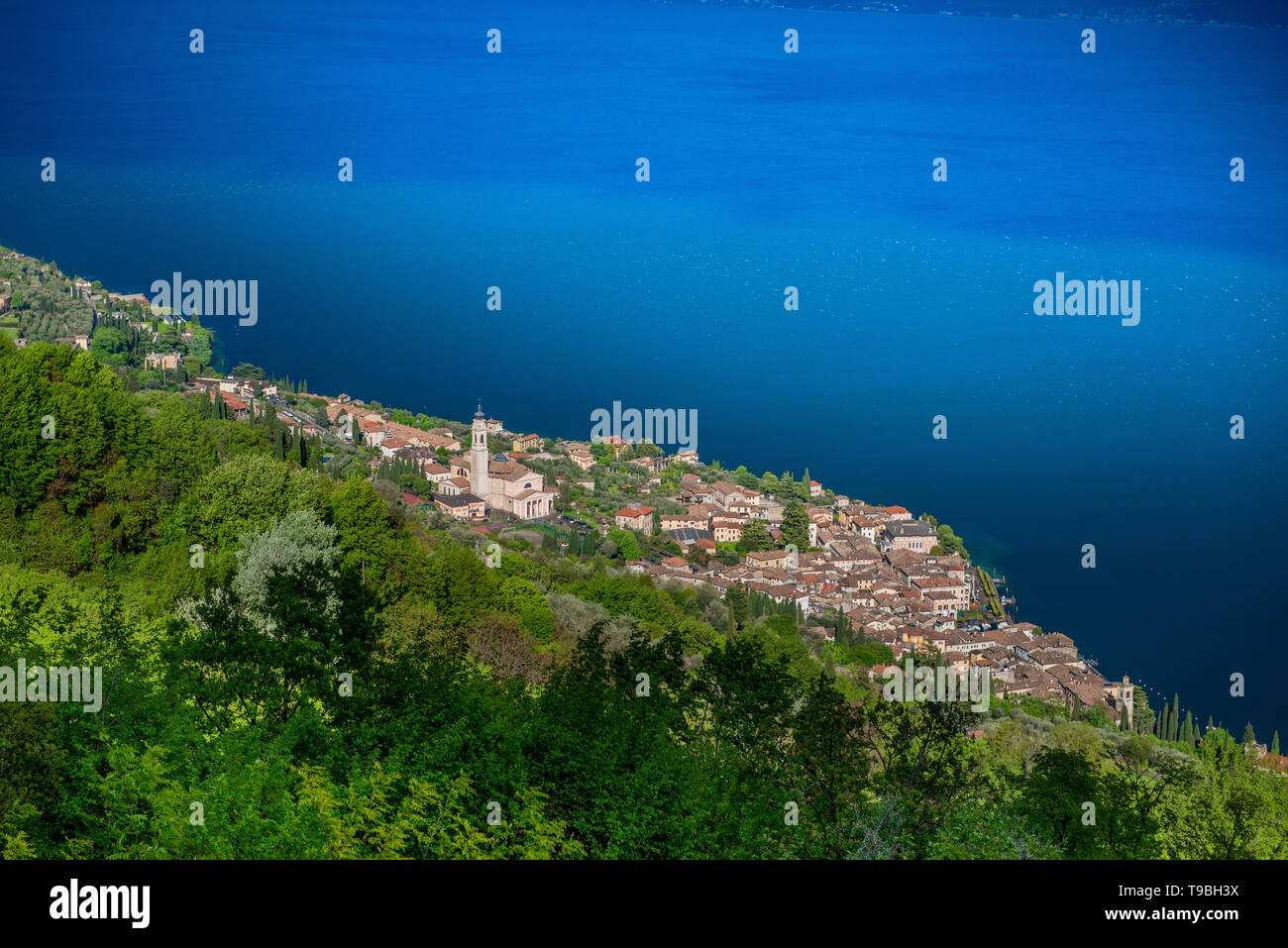 Gargniano piccolo villaggio sul lago di Garda dopo la tempesta Foto Stock