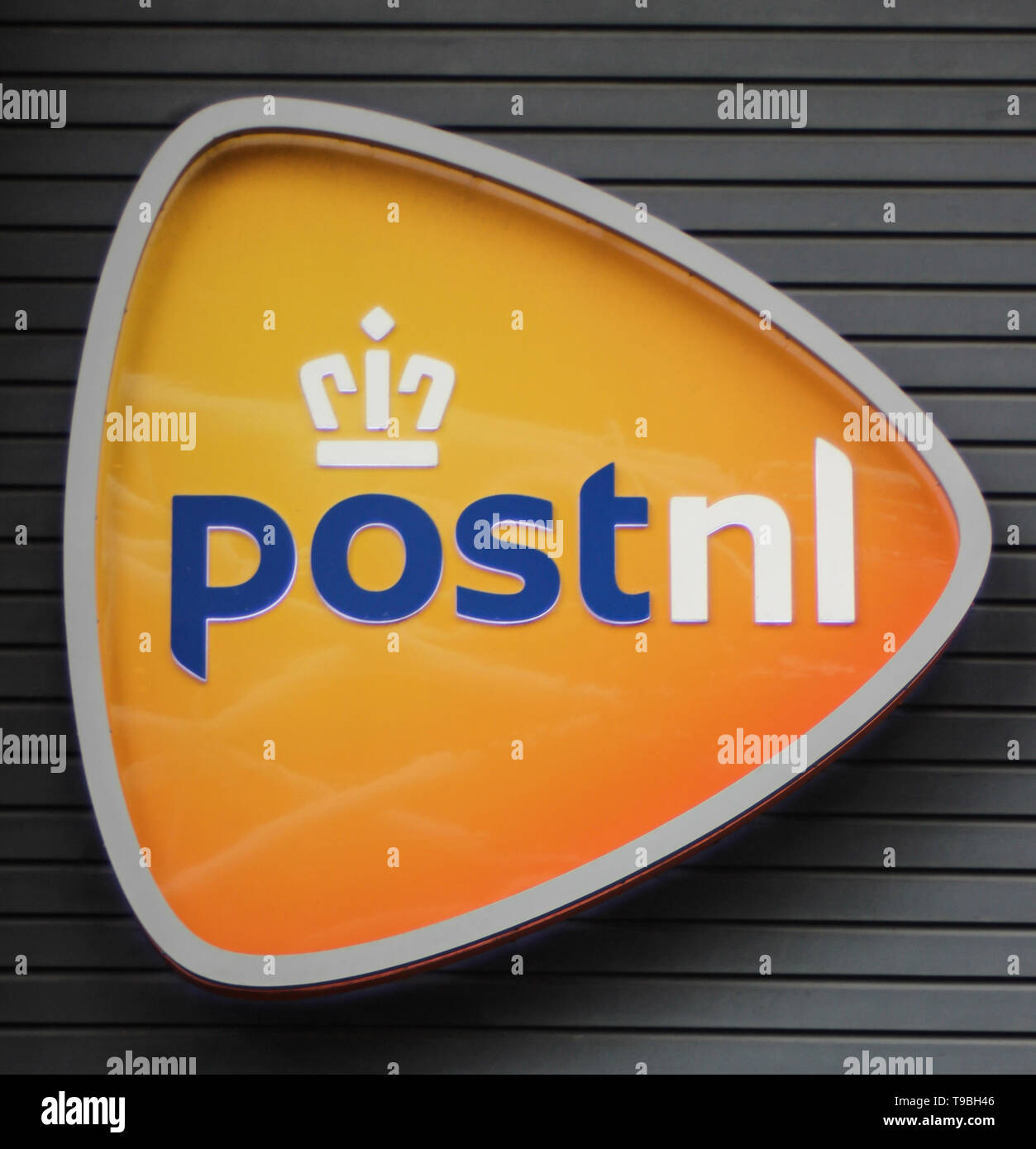 Insegna luminosa al di fuori del Royal PostNL HQ all'Aia, Paesi Bassi Foto Stock