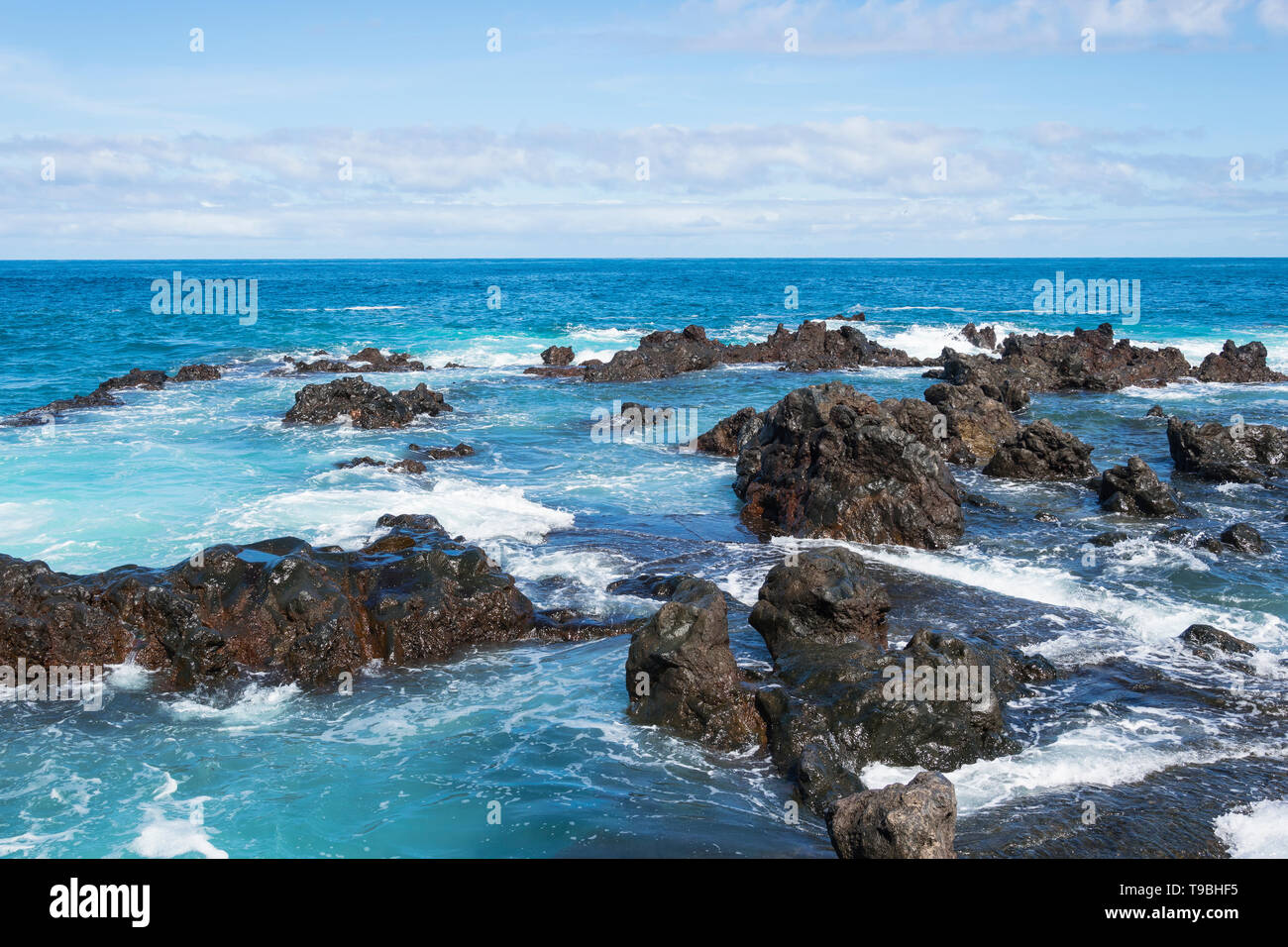 Oceano e onde. meraviglioso orizzonte acqua e rocce. bellissimo paesaggio delle isole Canarie Foto Stock