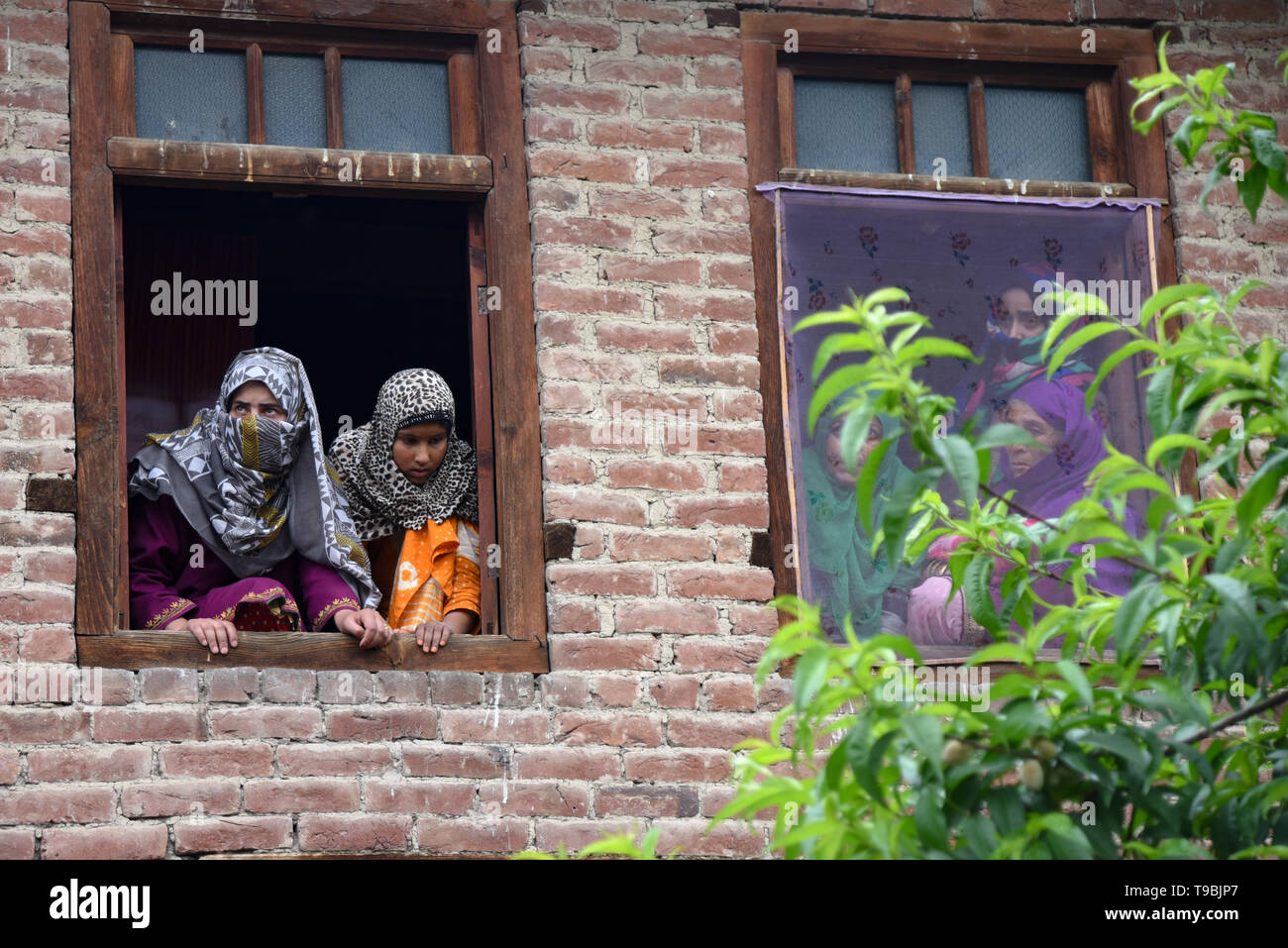 Gli abitanti di un villaggio del Kashmir si vede guardando il corteo funebre di uccisi JeM militante Naseer Ahmed Pandit presso la sua residenza di Pulwama, a sud di Srinagar. Tre militanti, un esercito uomo e un civile sono stati uccisi in una feroce gunfight che scoppiò in Dalipora area di Pulwama città nel sud del Kashmir il giovedì mattina. Foto Stock