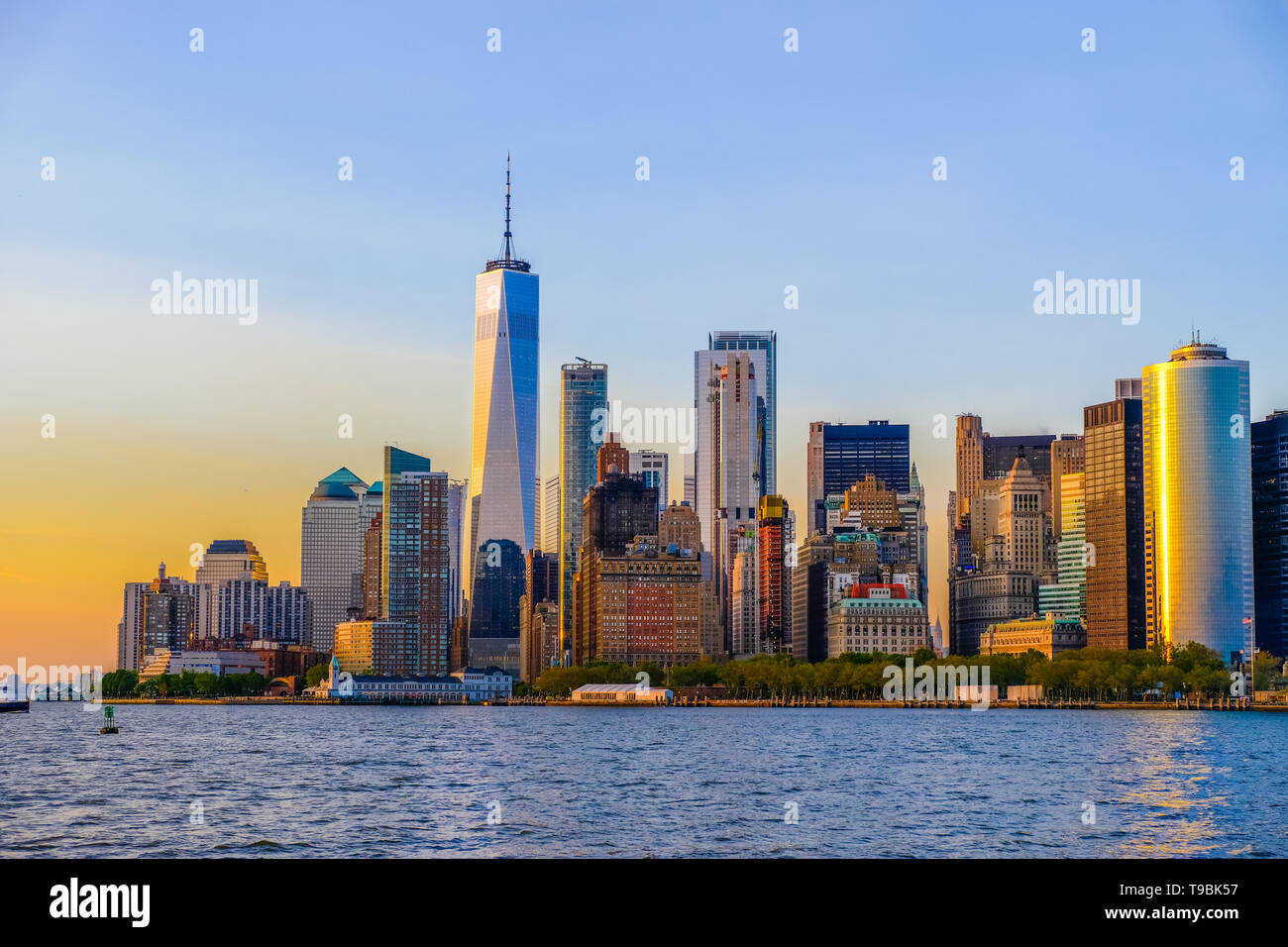 Bellissima vista di Manhattan dal fiume Hudson al tramonto Foto Stock