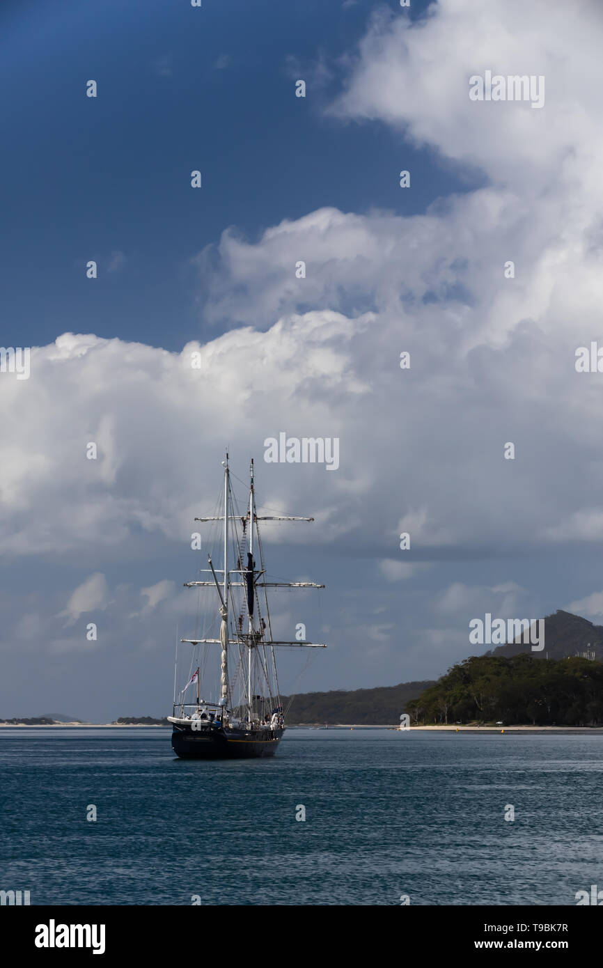 Port Stephens, NSW, Australia - 29 Aprile 2019: Australian tall ship STS i giovani cercano al di ancoraggio nella baia di Nelson, Port Stephens, Nuovo Galles del Sud Foto Stock