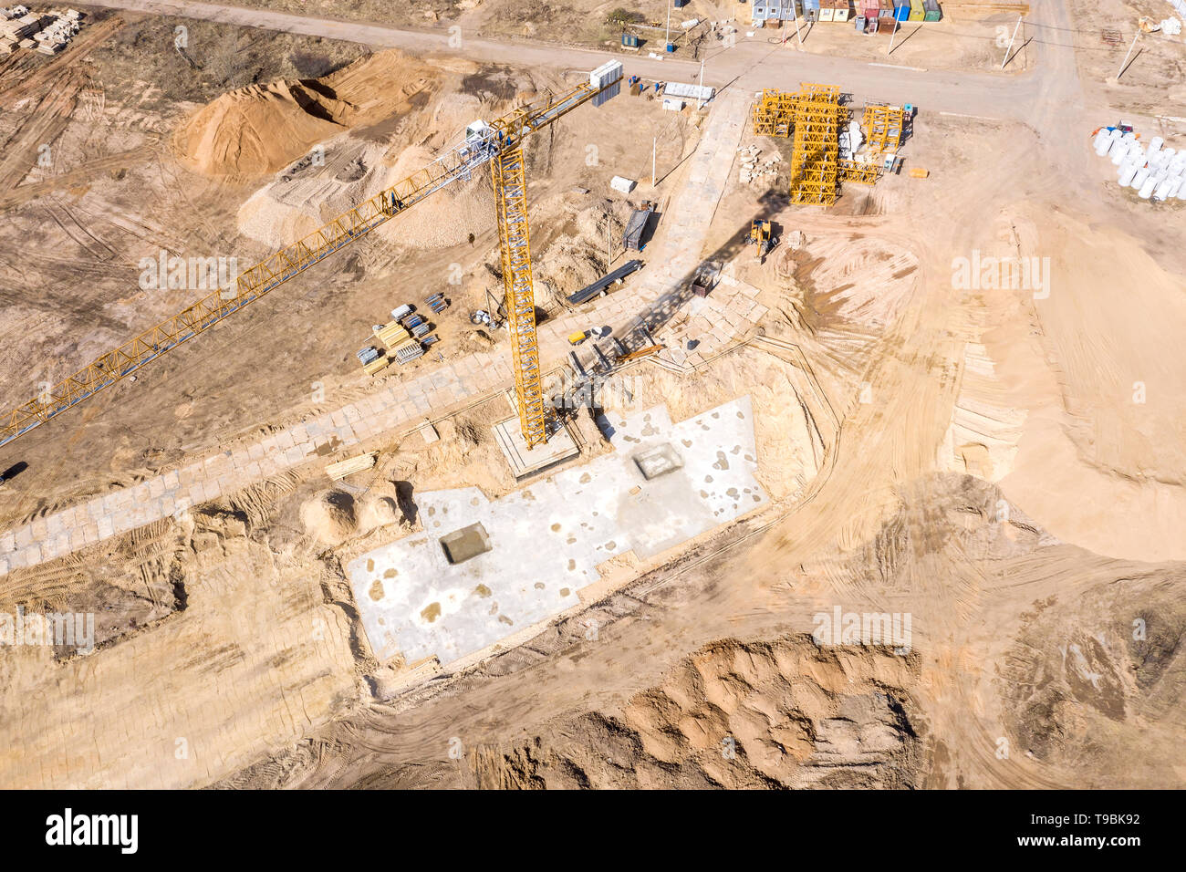 Lo sviluppo della nuova zona della città. La costruzione di macchinari per la preparazione di massa per la futura costruzione. drone immagine Foto Stock