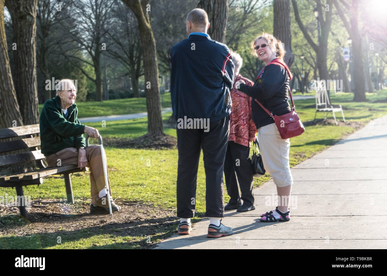 Elderly friends sitting talking park immagini e fotografie stock ad alta  risoluzione - Alamy