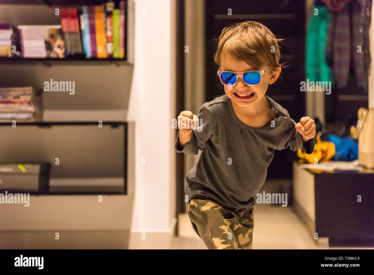 Il golden-haired boy è tornato. In questo momento, con ancora più sorriso sul volto, con un look vincente, con un'espressione facciale che suggerisce la felicità di co Foto Stock