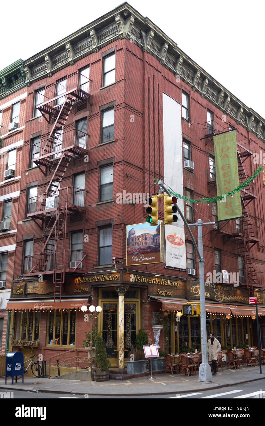 Tipico edificio di mattoni rossi a un angolo di strada in Little Italy, Manhattan New York City Foto Stock