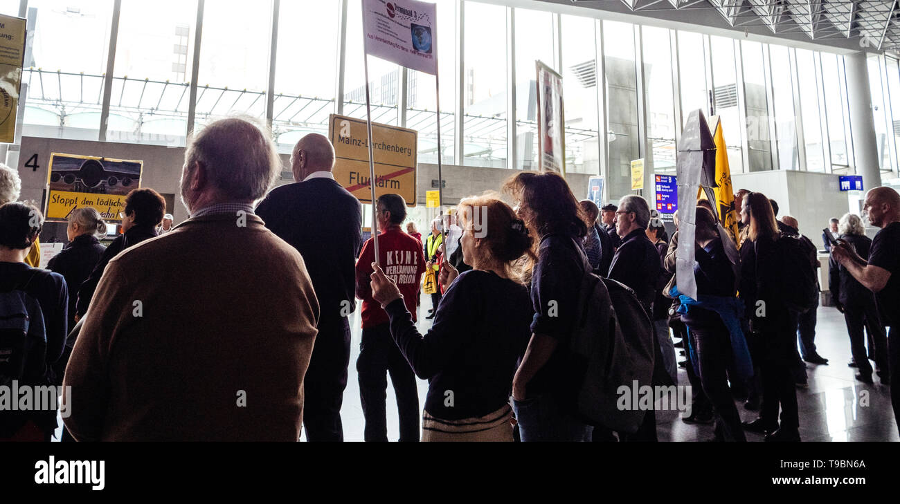 Francoforte, Germania - Apr 29, 2019: ampia immagine del popolo tedesco, abitanti vivono nelle vicinanze Fraport Francoforte Aeroporto internazionale di protesta contro la costruzione del Terminal 3 Foto Stock