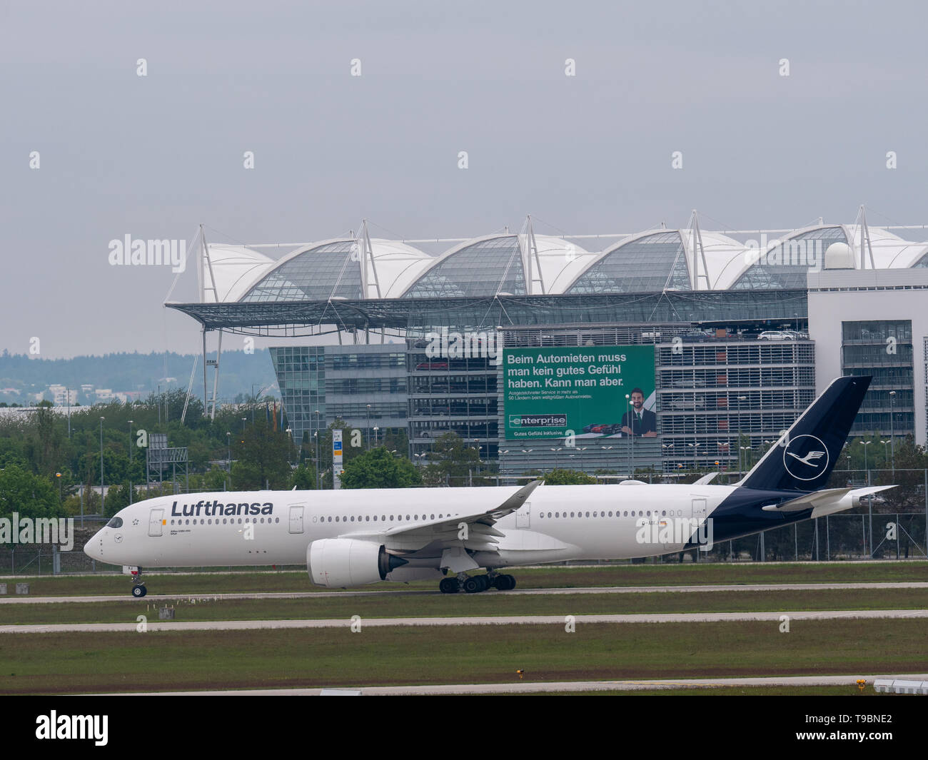 Monaco di Baviera, Germania / Germania 16 Maggio 2019 : Lufthansa jet D-AIXJ è in rullaggio dopo lo sbarco in aeroporto muich MUC Foto Stock