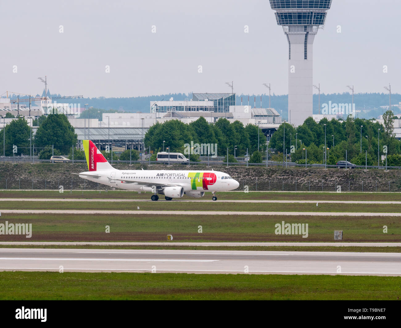 Monaco di Baviera, Germania / Germania 16 Maggio 2019 : aria Portogallo jet è in rullaggio dopo l'atterraggio all'aeroporto di Monaco di Baviera MUC Foto Stock