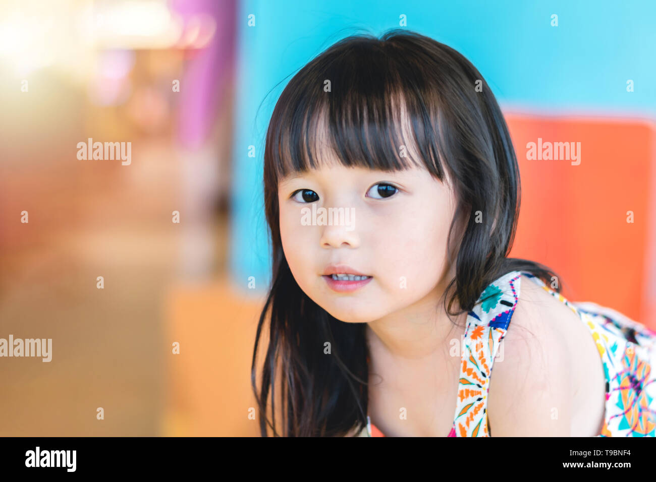 Close up asian bambina guardando la telecamera ,è lei a giocare nel parco giochi. Foto Stock