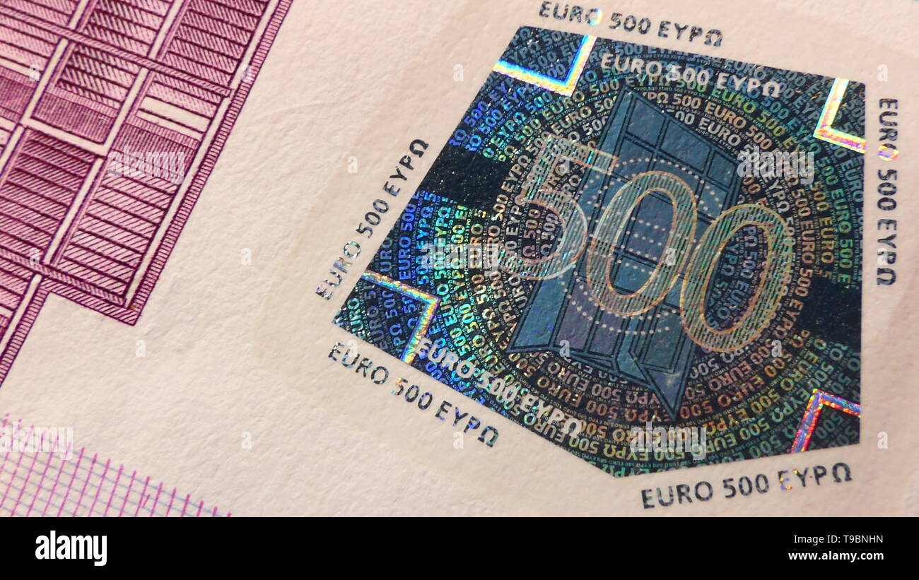 Vista ravvicinata del numero 500 in un sigillo di sicurezza di una banconota da 500 Euro Foto Stock