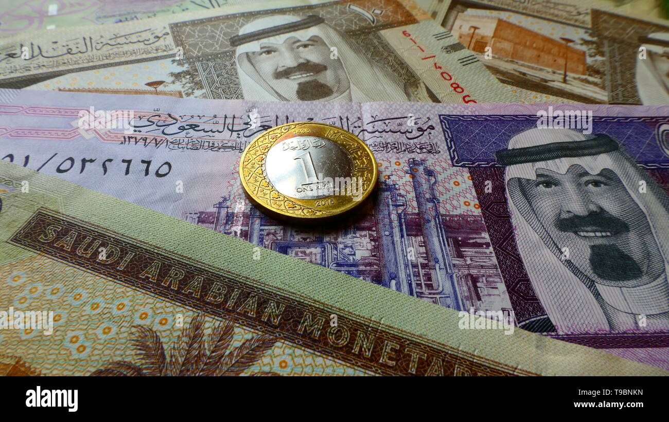 Saudi Arabian Riyal, visualizzare con diversi riyal banconote e una moneta Foto Stock