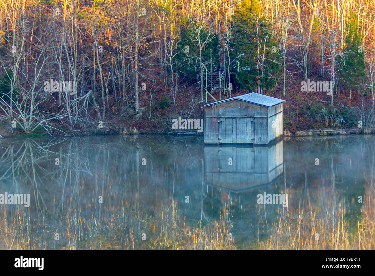 Casa in barca sul Lago Tuscaloosa in inverno. Tuscaloosa, Alabama, STATI UNITI D'AMERICA Foto Stock