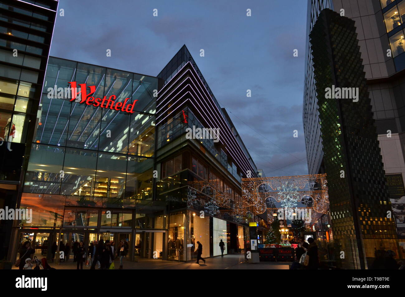 Londra/Regno Unito - Dicembre 15, 2014: centro commerciale Westfield Stratford City in Stratford durante il periodo natalizio in ore notturne. Foto Stock
