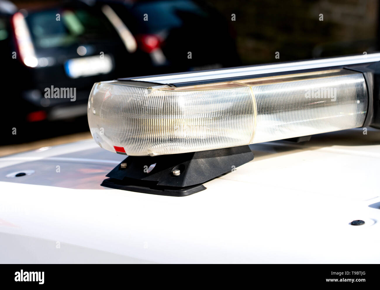 Barra luminosa a LED con cappuccio whiteled e lampeggiatore giallo sul tetto di un'automobile Foto Stock