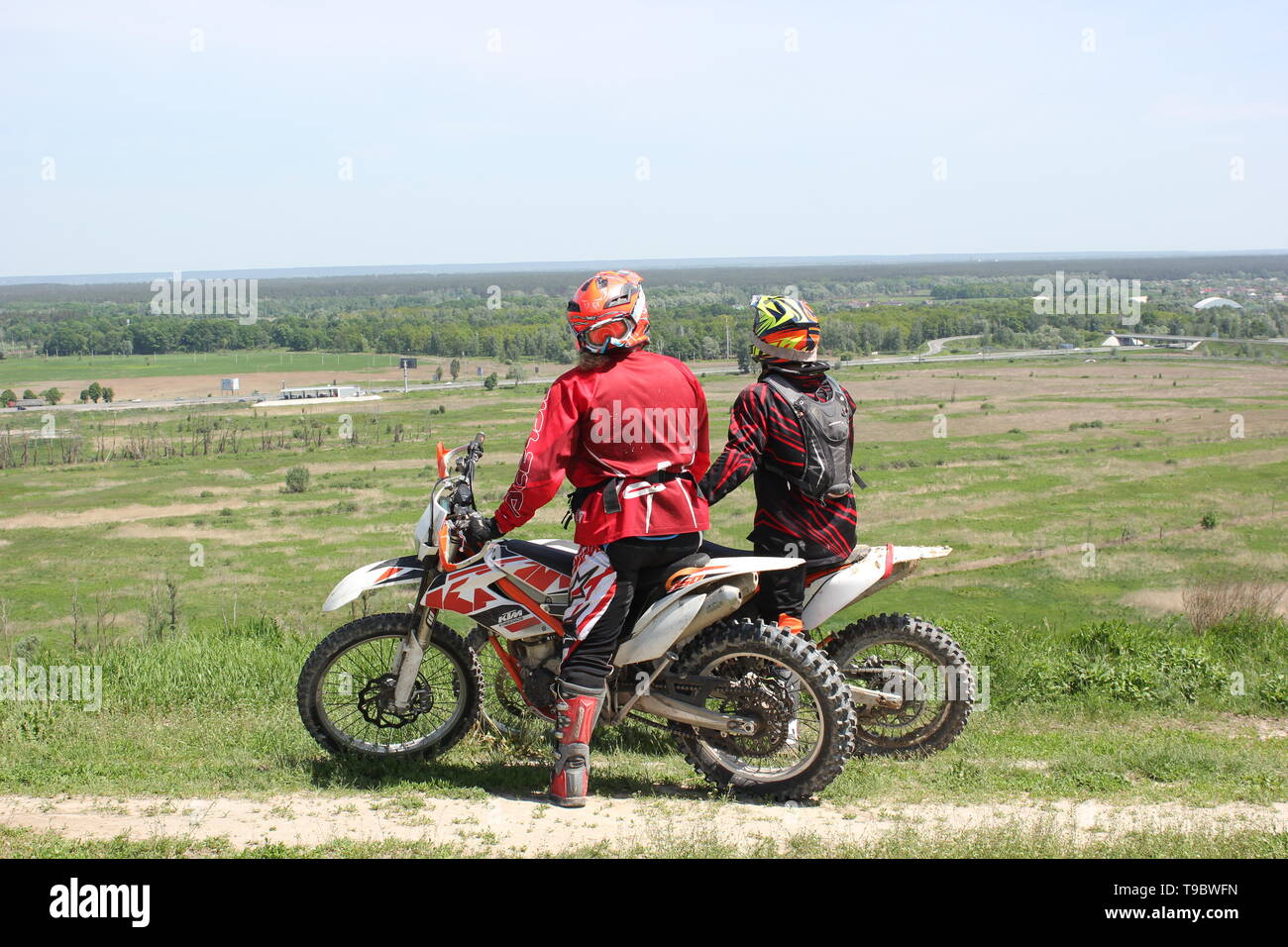 Bikers in attesa di qualcosa e cercando in discesa Foto Stock