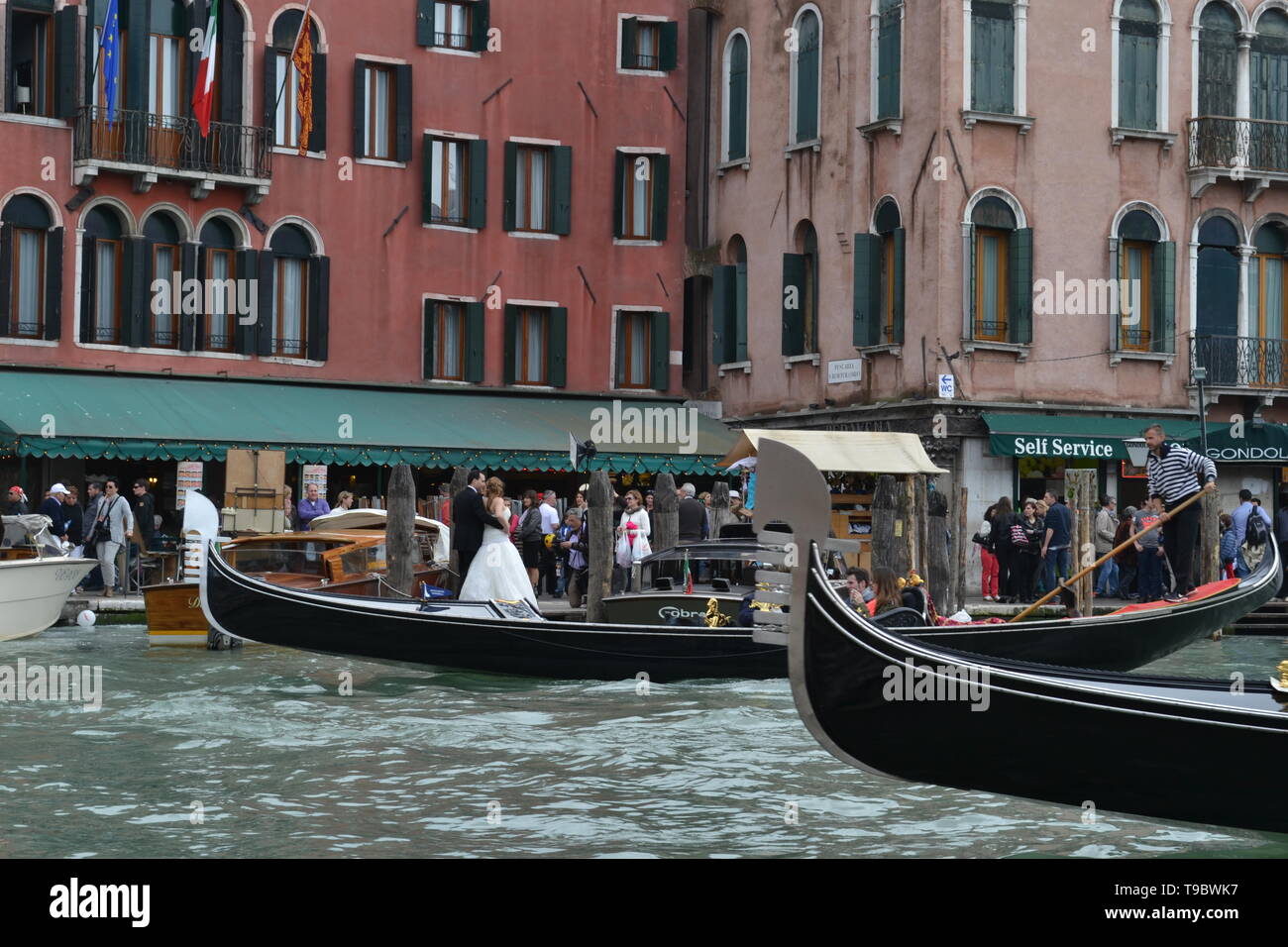 Venezia/Italia - Aprile 20, 2014: bella vista panoramica al canal grande dal ponte di Rialto a intensi gondola con traffico passeggeri e matrimonio. Foto Stock