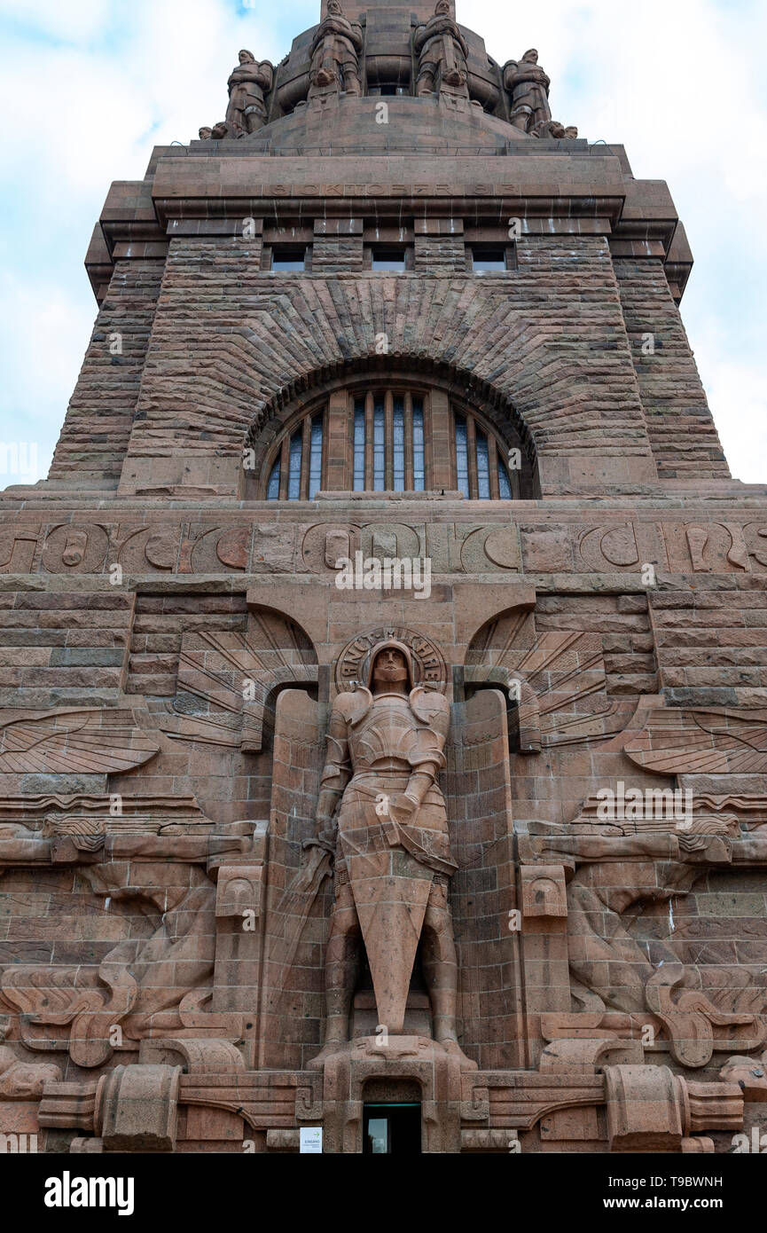 Leipzig, Germania - Ottobre 2018: Statua di San Michele Arcangelo all'ingresso al Monumento alla Battaglia delle Nazioni nella città di Lipsia, Germania Foto Stock