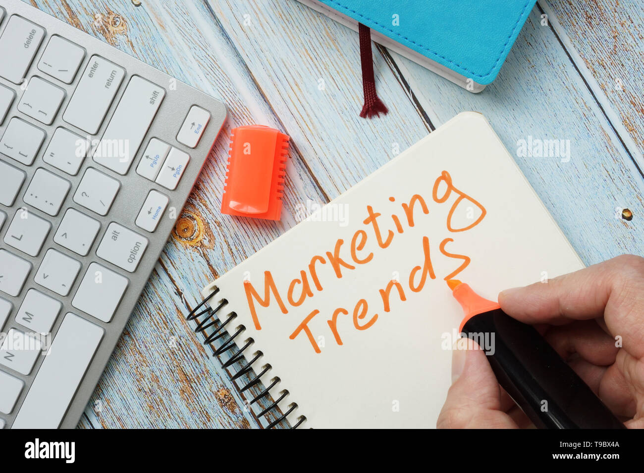 L uomo è la scrittura di tendenze di marketing. Foto Stock