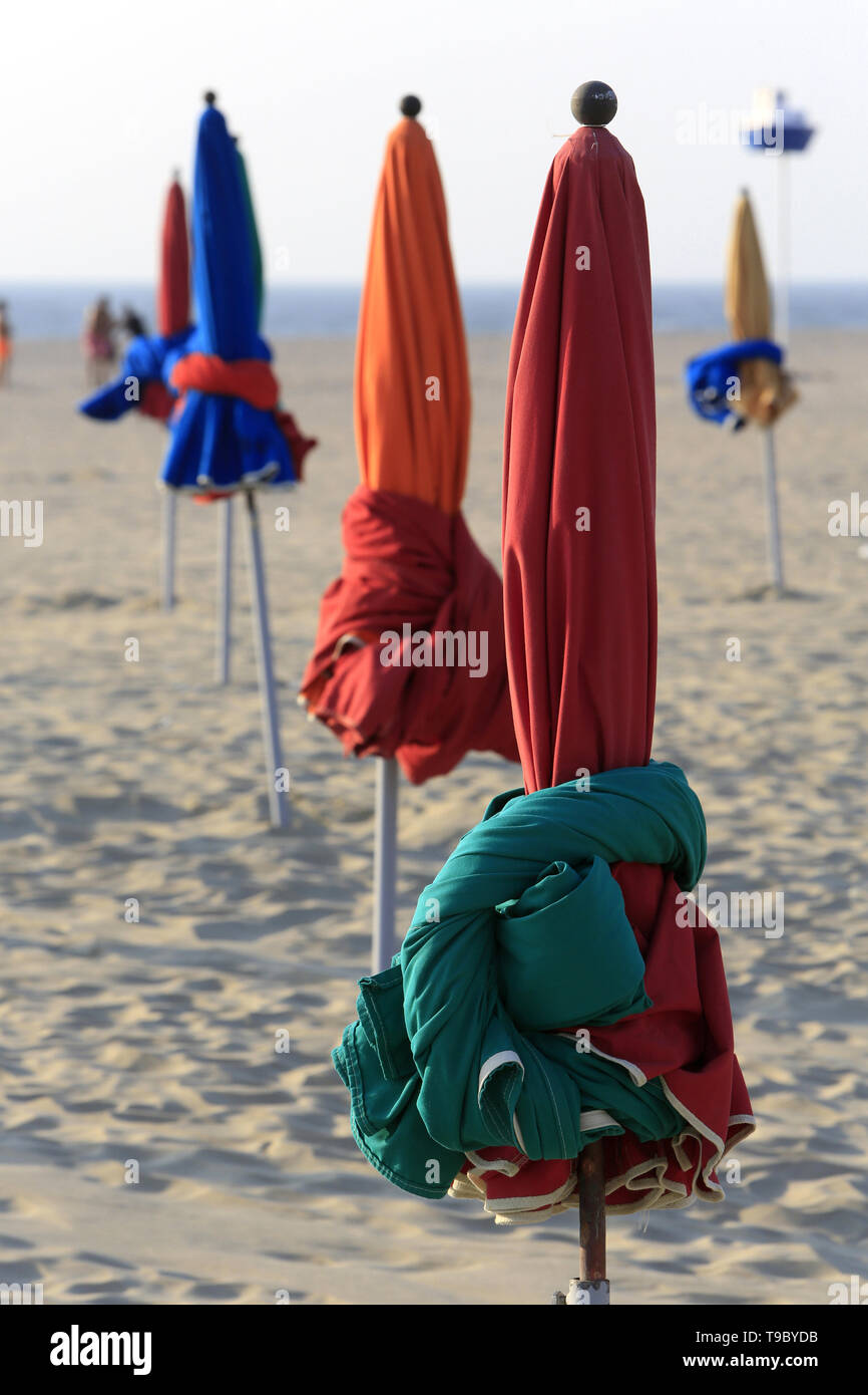 Ombrelloni sur la plage de Deauville. Colorato ombrelloni da spiaggia. Deauville. Foto Stock