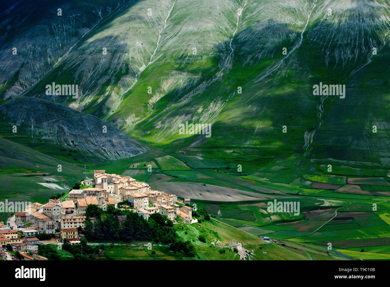 La città medievale di Castelluccio nel Parco Nazionale dei Monti Sibillini, Umbria Italia Foto Stock