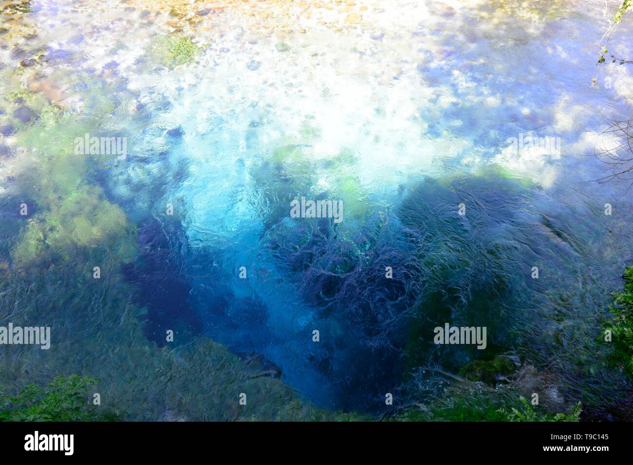 L'Occhio azzurro piscina molla carsico acqua primavera fenomeno naturale e sorgente del fiume Bistrice Albania Foto Stock