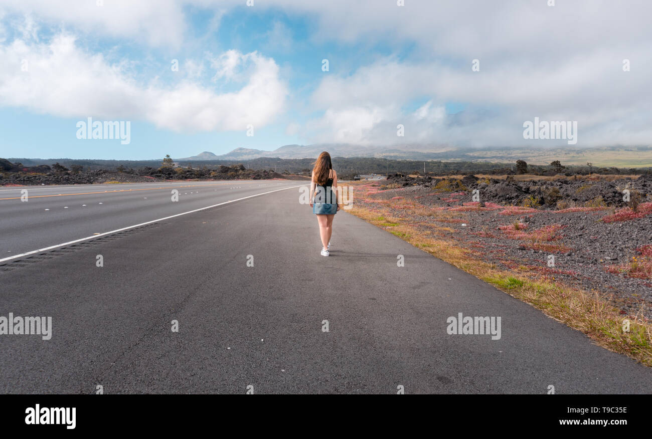 HILO, USA: La donna che cammina sulla strada nella Big Island delle Hawaii. Foto Stock