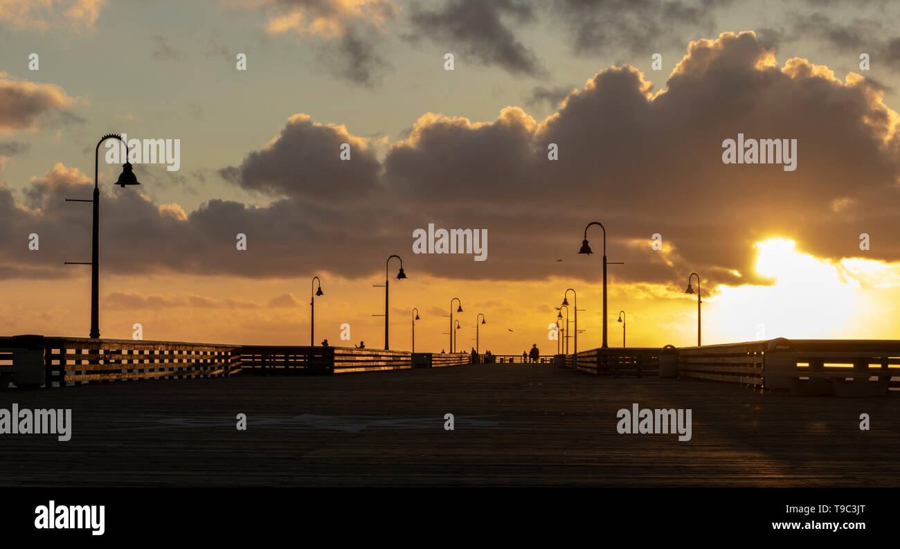 Tramonto a Pismo Beach Pier su una storia pomeriggio invernale, California, Stati Uniti d'America. Foto Stock