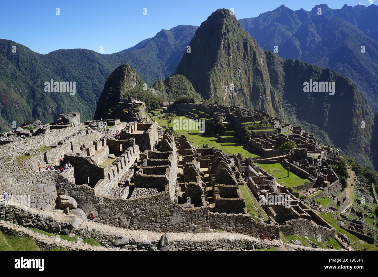 Una vista spettacolare sulle rovine Inca di Machu Picchu con una vista di Huayna Picchu e sulle montagne delle Ande, Perù, Sud America. Foto Stock