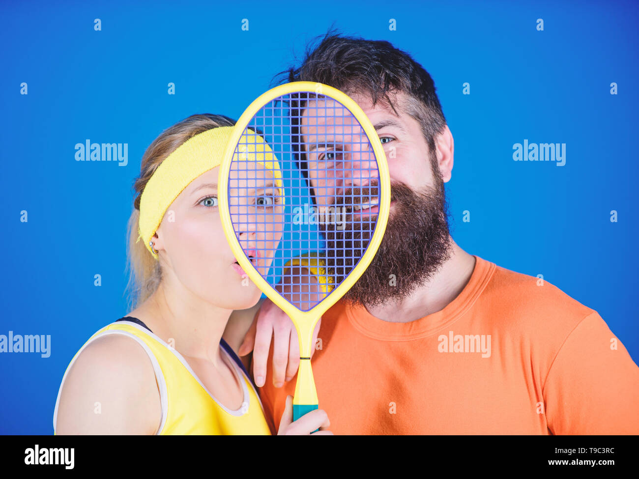 Uno stile di vita sano concetto. L uomo e la donna giovane in amore con la racchetta da tennis attrezzature sportive. Allenamento e fitness. Ragazza ragazzo e giocare a tennis. Accoppiare i giocatori di tennis. Questo gioco è più che un hobby. Foto Stock