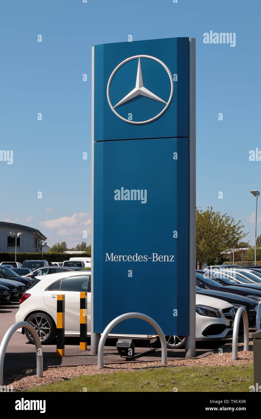 Il concessionario Mercedes segno contro un cielo blu chiaro Foto Stock