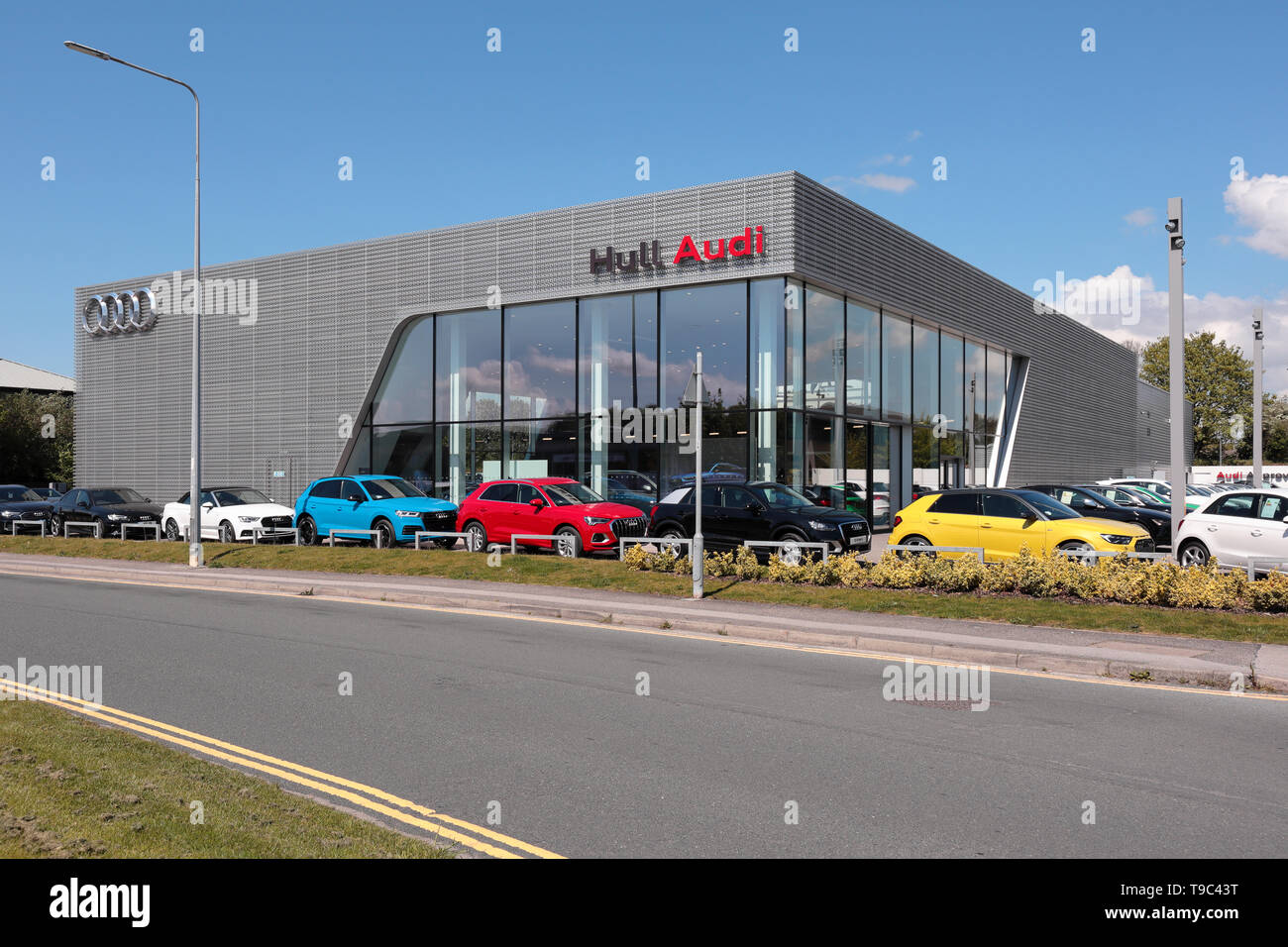 Scafo Concessionaria Audi showroom contro un cielo blu chiaro Foto Stock