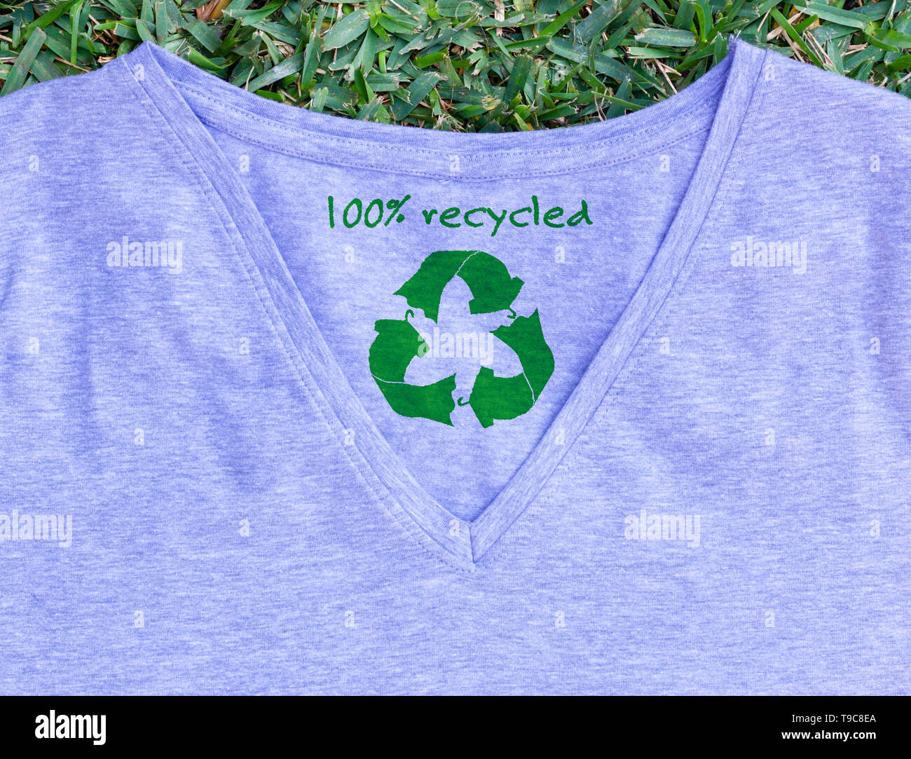 Riciclare i vestiti icona sul t shirt con 100% riciclato testo, concetto illustrazione riutilizzare e riciclare abiti e prodotti tessili per ridurre i rifiuti Foto Stock