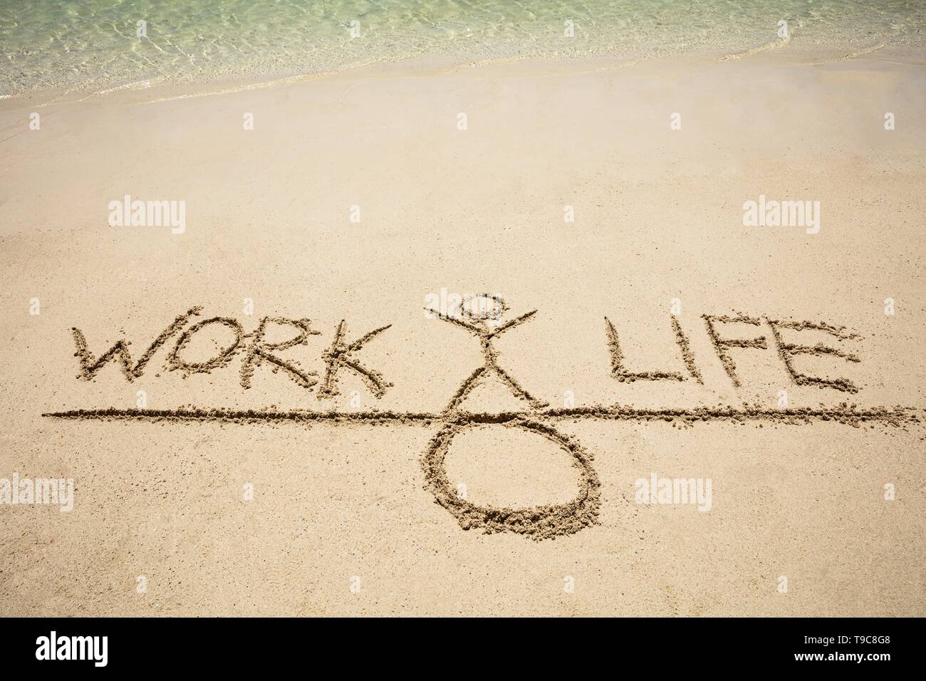 Close-up di lavoro e di vita il concetto di equilibrio sulla sabbia in spiaggia Foto Stock