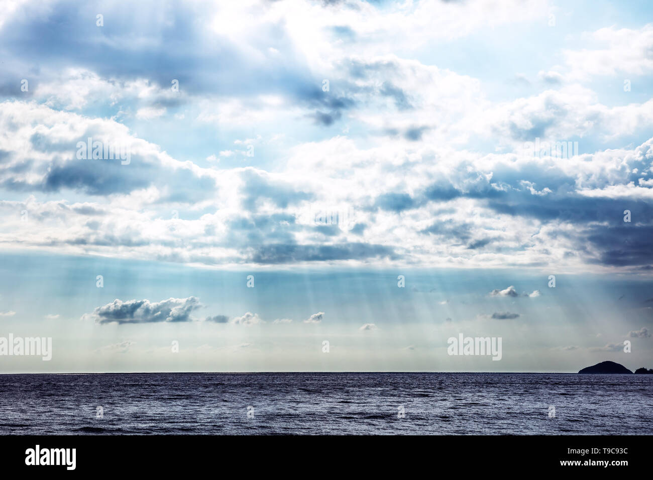 Vista panoramica di luce del sole in streaming il cielo sopra il Seascape Foto Stock